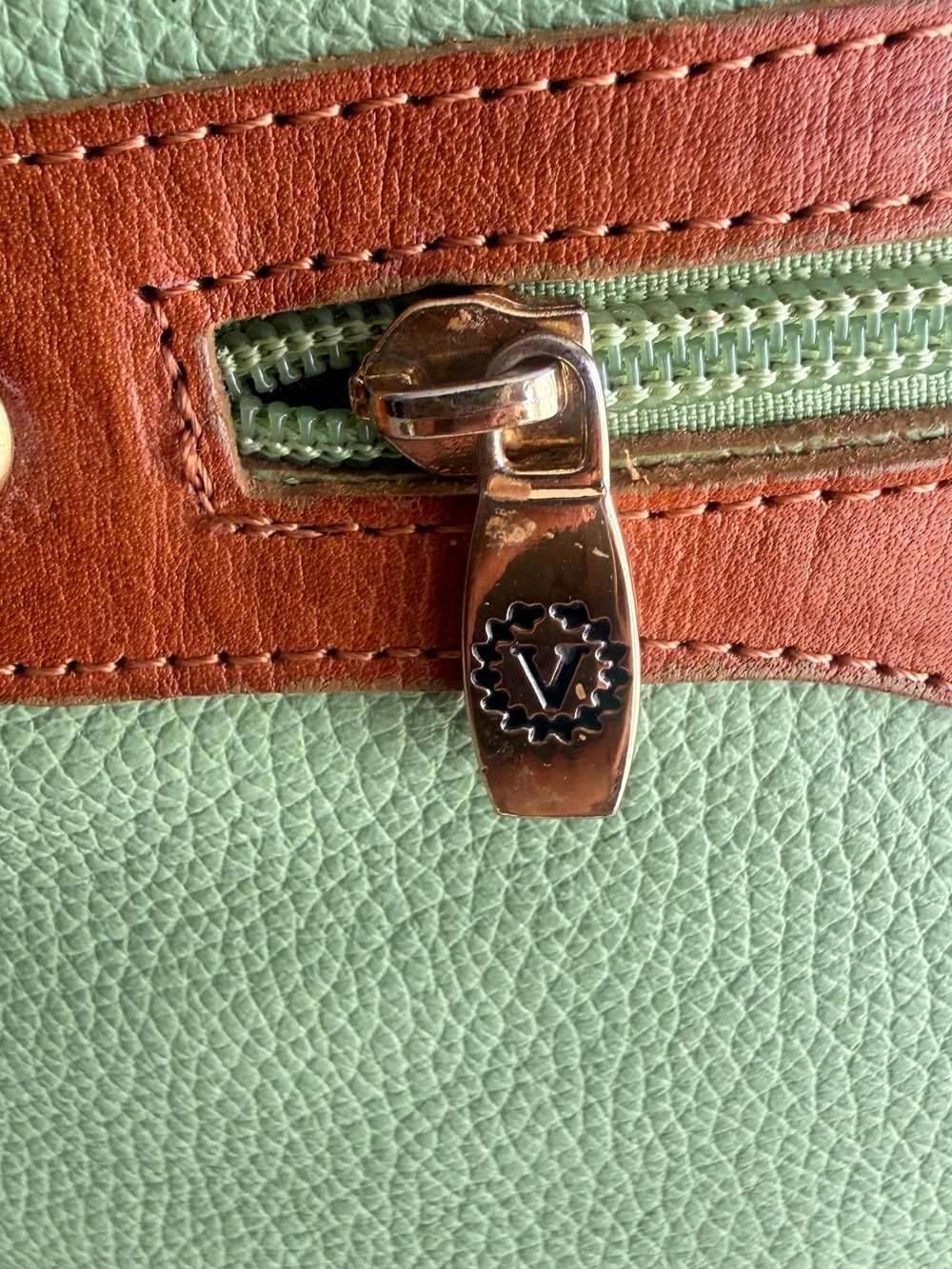 VALENTINA Mint Green Stylish Bag
Made in Italy
Gold tone hardware
Leather
